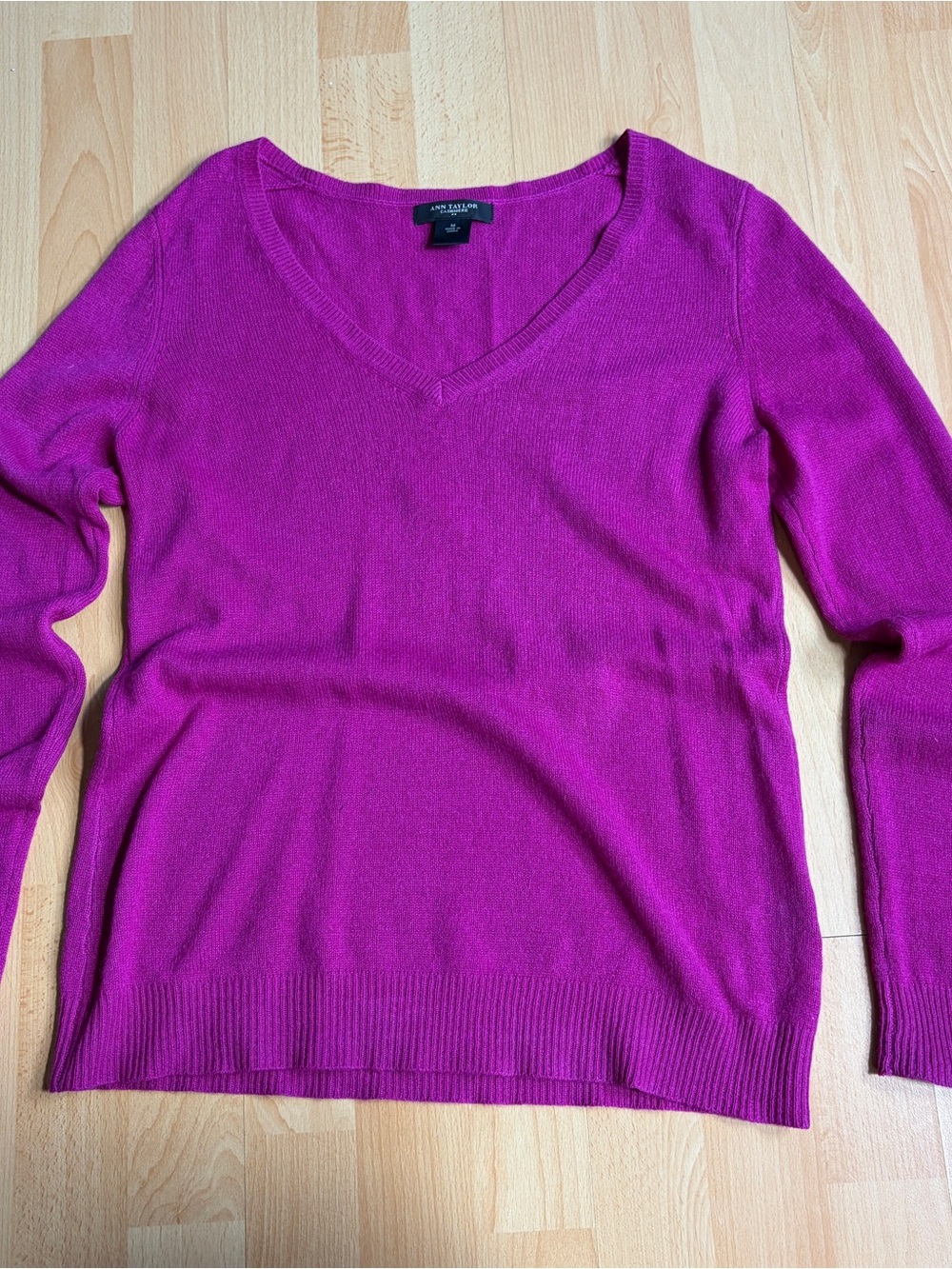 Ann Taylor Cashmere V-Neck Sweater in Bright Magenta‎ Fuschia Medium